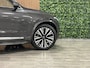 Volvo XC90 T8 AWD Recharge Ultimate Bright Long Range Luchtvering | Trekhaak | 360 Camera | Head-Up Display | Harman Kardon | 455pk | Adaptieve Cruise Control | Standkachel met Volvo On Call App | Stoelverwarming voor+achter | Stuurwielverwarming | Schuifdak | Full LED Meesturende koplampen | Pilot Assist | BLIS Dode Hoek Detectie | Alcantara hemelbekleding | Lederen zonnekleppen en handgrepen | Elektrische voorstoelen geheugen | Lederen bekleding | Zitting verlenging voorstoelen | Lederen dashboard | 20 Inch | Google Infotainment | Keyless Drive | Privacy Glass | Elektrisch bedienbare achterklep | Geïntegreerd kinderzitje achterin | Geïntegreerde zongordijnen achterportieren | Verlichte instaplijsten | 7-Persoons | 4-Zone Climate Control | DAB Radio | Apple Carplay/Android Auto | Alarm Klasse III | Draadloos telefoon opladen | Platinum Grey Metallic |