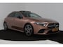Mercedes-Benz A-klasse 180 Business Solution AMG Automaat (PANORAMADAK, SFEERVERLICHTING, CAMERA, STOELVERWARMING, 1e EIGENAAR)