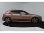 Mercedes-Benz A-klasse 180 Business Solution AMG Automaat (PANORAMADAK, SFEERVERLICHTING, CAMERA, STOELVERWARMING, 1e EIGENAAR)