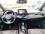 Toyota C-HR 1.8 Hybrid EXECUTIVE TREKHAAK 4S-BANDEN STOELVERW KEYLESS NAVI CAMERA PARK-SENSOREN 18'' LM-VELGEN CLIMA AD-CRUISE NL-AUTO
