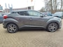 Toyota C-HR 1.8 Hybrid EXECUTIVE TREKHAAK 4S-BANDEN STOELVERW KEYLESS NAVI CAMERA PARK-SENSOREN 18'' LM-VELGEN CLIMA AD-CRUISE NL-AUTO