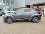 Toyota C-HR 1.8 Hybrid EXECUTIVE TREKHAAK 4S-BANDEN STOELVERW KEYLESS NAVI CAMERA PARK-SENSOREN 18'' LM-VELGEN CLIMA AD-CRUISE NL-AUTO