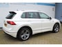 Volkswagen Tiguan 1.4 TSI Highline Business R-Line | Incl. 12 maanden Garantie | Panorama dak | Stoelverwarming | Achteruitrijcamera | Elektrische kofferbakklep | Adaptive cruise controle | DAB | Apple CarPlay/Android Auto | Virtual cockpit | Climate controle | Navigatie | Draadloze telefoonlader | Parkeersensoren V+A | Origineel NL Auto | NAP |