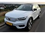 Volvo XC40 Recharge P8 AWD 300kW/408pk Aut. R-Design PANORAMADAK + HARMAN/KARDON + ADAPT.CRUISE + EL.TREKHAAK + 360 CAMERA + BLIS + PILOT ASSIST + GOOGLE DASHBOARD + LANE ASSIST + NAPPALEDER + STOEL-/ACHTERBANK-&STUURVERWARMING + PARKSENSOREN V&A + 19" LM-VELGEN!!