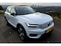 Volvo XC40 Recharge P8 AWD 300kW/408pk Aut. R-Design PANORAMADAK + HARMAN/KARDON + ADAPT.CRUISE + EL.TREKHAAK + 360 CAMERA + BLIS + PILOT ASSIST + GOOGLE DASHBOARD + LANE ASSIST + NAPPALEDER + STOEL-/ACHTERBANK-&STUURVERWARMING + PARKSENSOREN V&A + 19" LM-VELGEN!!