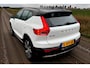 Volvo XC40 Recharge P8 AWD 300kW/408pk Aut. R-Design HARMAN/KARDON + ADAPT.CRUISE + EL.TREKHAAK + CAMERA + BLIS + PILOT ASSIST + GOOGLE DASHBOARD + LANE ASSIST + LEER/ALCANTARA + STOEL-&STUURVERWARMING + PARKSENSOREN V&A + 20" LM-VELGEN!!