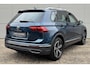 Volkswagen Tiguan 1.5 TSI R-Line Business+ / Facelift Model / Standkachel / Navigatie / Dode Hoek detectie / Electrische trekhaak / Automatisch inparkeren / Keyless Entry & Keyless start / Stoelverwarming voor / Electrisch uitklapbare trekhaak / Digitaal dashboard /