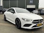 Mercedes-Benz CLA 200 Business Solution AMG VAN: €34.900,- | VOOR: €31.877,- | UW E INDEJAARSVOORDEEL: €3.023,- l 1e eigenaar | NL Auto  Panoramadak | Sfeerverlichting | Elektrische stoelen met geheugen | Camera | Apple CarPlay | Rijklaar geleverd met 12 maanden BOVAG-garantie