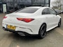 Mercedes-Benz CLA 200 Business Solution AMG VAN: €34.900,- | VOOR: €31.877,- | UW E INDEJAARSVOORDEEL: €3.023,- l 1e eigenaar | NL Auto  Panoramadak | Sfeerverlichting | Elektrische stoelen met geheugen | Camera | Apple CarPlay | Rijklaar geleverd met 12 maanden BOVAG-garantie