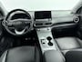 Hyundai Kona Electric EV PREMIUM 64 kWh | TREKHAAK | WARMTEPOMP | 3 FASE | LEDER | NAVI | CLIMA | CRUISE | CAMERA | APPLE CAR PLAY & ANDROID AUTO | STUUR- & STOELVERWARMING | 16'' LM VELGEN | PDC | PRIVACY GLASS |