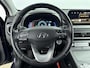 Hyundai Kona Electric EV PREMIUM 64 kWh | TREKHAAK | WARMTEPOMP | 3 FASE | LEDER | NAVI | CLIMA | CRUISE | CAMERA | APPLE CAR PLAY & ANDROID AUTO | STUUR- & STOELVERWARMING | 16'' LM VELGEN | PDC | PRIVACY GLASS |