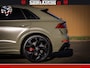 Audi RS Q8 RSQ8 600PK 4.0 TFSI | MATT OLIVE GREEN | QUATTRO | MEGA VOLLE RSQ8 | BANG & OLUFSEN | HUD | 4 WIELBESTURING | 23 INCH AUDI SPORT WHEELS | RS BEKLEDING ZWART | PANO | SOFTCLOSE | De Lamborghini Urus en Audi RS Q8 zijn beide supersnelle SUV's met dezelfde basis (4.0L V8 twin-turbo motor van de VW Group)