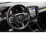 Volvo XC40 Recharge P8 AWD R-Design Adaptieve Cruise Control, Pilot Assist, Harman/Kardon Audiosysteem, Dodehoekherkenning, Panoramisch schuif-/kanteldak, Trekhaak Semi-Elektrisch, Warmtepomp, Styling Kit, 20" Lichtmetalen velgen, Stoelverwarming, Stuurwielverwarming,