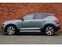 Volvo XC40 Recharge P8 AWD R-Design Adaptieve Cruise Control, Pilot Assist, Harman/Kardon Audiosysteem, Dodehoekherkenning, Panoramisch schuif-/kanteldak, Trekhaak Semi-Elektrisch, Warmtepomp, Styling Kit, 20" Lichtmetalen velgen, Stoelverwarming, Stuurwielverwarming,