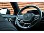 Volvo XC40 Recharge P8 AWD R-Design Adaptieve Cruise Control, Pilot Assist, Harman/Kardon Audiosysteem, Dodehoekherkenning, Panoramisch schuif-/kanteldak, Trekhaak Semi-Elektrisch, Warmtepomp, Styling Kit, 20" Lichtmetalen velgen, Stoelverwarming, Stuurwielverwarming,