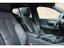 Volvo XC40 Recharge P8 AWD R-Design Adaptieve Cruise Control, Pilot Assist, Harman/Kardon Audiosysteem, Dodehoekherkenning, Panoramisch schuif-/kanteldak, Trekhaak Semi-Elektrisch, Warmtepomp, Styling Kit, 20" Lichtmetalen velgen, Stoelverwarming, Stuurwielverwarming,