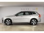 Volvo XC60 T6 350PK Automaat Plug-in Hybrid AWD Plus Dark / Navigatie / 360 Camera / Adaptieve Cruise Control / Stuur & Stoelverwarming / Elektr. Achterklep / Schuifdak / Trekhaak