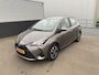 Toyota Yaris 1.5 VVT-i Active Zeer nette NL-auto, boekjes compleet, lage KM stand! Achteruitrij camera, cruise control, start/stop systeem, centrale deurvergrendeling