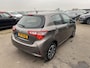 Toyota Yaris 1.5 VVT-i Active Zeer nette NL-auto, boekjes compleet, lage KM stand! Achteruitrij camera, cruise control, start/stop systeem, centrale deurvergrendeling