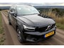 Volvo XC40 Recharge Twin Plis AWD 300kW/408pk Aut. R-Design SOH 92% ADAPT.CRUISE + EL.TREKHAAK + CAMERA + BLIS + PILOT ASSIST + GOOGLE DASHBOARD + LANE ASSIST + SPORTSTOELEN + STOEL-&STUURVERWARMING + PARKSENSOREN V&A + 19" LM-VELGEN!!