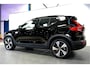 Volvo XC40 Recharge Twin Plus AWD 300kW/408pk Aut. R-Design SOH 92% ADAPT.CRUISE + EL.TREKHAAK + CAMERA + BLIS + PILOT ASSIST + GOOGLE DASHBOARD + LANE ASSIST + SPORTSTOELEN + STOEL-&STUURVERWARMING + PARKSENSOREN V&A + 19" LM-VELGEN!!