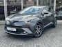 Toyota C-HR 1.8 Hybrid First Edition | Eerste eigenaar, Trekhaak, JBL, Stoelverwarming, 18 inch, Keyless, Chroom pakket, Nieuw geleverd!