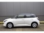 Suzuki Swift 1.2 Comfort Smart Hybrid | €1.600,- korting!!| 10 jaar garantie of 200.000 KM!! | “Small Car of the Year'' |
