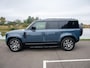 Land Rover Defender 110 2.0 P300e 110 X-Dynamic l 6 Persoons l Treeplanken l Schuif- /kantel Pano l Adapt. Cruise l Black Pack l 360 Camera