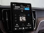 Volvo XC60 2.0 T6 Plug-in hybrid AWD Ultra Dark ''facelift'' | Luchtvering | Bowers & Wilkins | Masage Stoelen | Stoelventilatie | Voorstoelen En Achterstoelen Verwarmd | Trekhaak (elektrisch uitklapbaar)