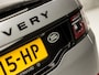 Land Rover Discovery Sport P300e 1.5 R-Dynamic SE 309Pk Automaat (APPLE CARPLAY, GROOT NAVI, LEDER, STUUR/STOELVERWARMING, 360 CAMERA, ELEK ACHTERKLEP, KEYLESS, ZWART HEMEL, ADAPTIVE CRUISE, NIEUWSTAAT)