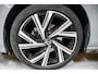 Volkswagen Golf 1.5 eTSI R-Line | PANO | STOELVERWARMING