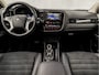 Mitsubishi Outlander 2.0 PHEV Deluxe 203Pk Automaat (NAVIGATIE, LEDER/ALCANTARA, CAMERA, STOELVERWARMING, SPORTSTOELEN, GETINT GLAS, TREKHAAK, KEYLESS, NIEUWSTAAT)