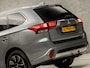 Mitsubishi Outlander 2.0 PHEV Deluxe 203Pk Automaat (NAVIGATIE, LEDER/ALCANTARA, CAMERA, STOELVERWARMING, SPORTSTOELEN, GETINT GLAS, TREKHAAK, KEYLESS, NIEUWSTAAT)