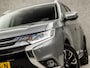Mitsubishi Outlander 2.0 PHEV Deluxe 203Pk Automaat (NAVIGATIE, LEDER/ALCANTARA, CAMERA, STOELVERWARMING, SPORTSTOELEN, GETINT GLAS, TREKHAAK, KEYLESS, NIEUWSTAAT)