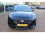 Ford Puma 1.0-125pk EcoBoost Mild-Hybrid ST-Line. Mooie luxe hoogzitter ! Slechts 9.950km ! Autm. airco, adapt. cruise control, stoel-, stuur- en voorraamverw., navigatie, telefoonvoorb., LM wielen, elektr. achterklep, LED verl., camera, pdc v+a etc.