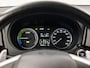 Mitsubishi Outlander 2.0 PHEV Deluxe 203Pk (SCHUIFDAK, NAVIGATIE, CAMERA, LEDER, STOELVERWARMING, ADAPTIVE CRUISE, GETINT GLAS, STANDKACHEL, KEYLESS, LANE ASSIST, NIEUWSTAAT)