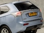 Mitsubishi Outlander 2.0 PHEV Deluxe 203Pk (SCHUIFDAK, NAVIGATIE, CAMERA, LEDER, STOELVERWARMING, ADAPTIVE CRUISE, GETINT GLAS, STANDKACHEL, KEYLESS, LANE ASSIST, NIEUWSTAAT)