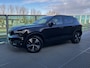 Volvo XC40 Recharge P8 AWD R-Design Volvo Dealer auto, Lederen bekleding, Parkeer camera, Verwarmde stoelen voor. Extra getint glas, Verwarmd stuurwiel, Parkeer verwarming, Apple Car Play / Android Auto 1e eigenaar