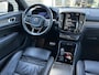 Volvo XC40 Recharge P8 AWD R-Design Volvo Dealer auto, Lederen bekleding, Parkeer camera, Verwarmde stoelen voor. Extra getint glas, Verwarmd stuurwiel, Parkeer verwarming, Apple Car Play / Android Auto 1e eigenaar