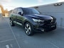 Volvo XC40 Recharge P8 AWD R-Design Volvo Dealer auto, Lederen bekleding, Parkeer camera, Verwarmde stoelen voor. Extra getint glas, Verwarmd stuurwiel, Parkeer verwarming, Apple Car Play / Android Auto 1e eigenaar