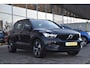 Volvo XC40 Recharge P8 AWD R-Design | Panoramadak | Climate Control | Adaptieve Cruise Control | 360* Camera | Elektrisch Verstelbare Stoelen | Elektrisch Bedienbare Kofferklep | Dodehoeksensoren | 19"LMV | Apple Carplay/Android Auto |