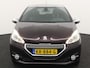 Peugeot 208 120 pk 1.6 VTi XY Bluetooth, Panoramadak, Cruise control, Dimlichten automatisch, elec. climate control, Elek. Stabiliteits Programma, Parkeersensor achter, Regensensor, Stuur multifunctioneel De Peugeot 208 1.6 VTi XY uit 2013 is een compacte hatchback met een sportieve uitstraling en een vlotte benzinemotor. De 1,6 liter motor levert voldoende vermogen voor zowel stadsverkeer als