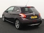 Peugeot 208 120 pk 1.6 VTi XY Bluetooth, Panoramadak, Cruise control, Dimlichten automatisch, elec. climate control, Elek. Stabiliteits Programma, Parkeersensor achter, Regensensor, Stuur multifunctioneel De Peugeot 208 1.6 VTi XY uit 2013 is een compacte hatchback met een sportieve uitstraling en een vlotte benzinemotor. De 1,6 liter motor levert voldoende vermogen voor zowel stadsverkeer als