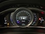 Volvo V40 2.0 T4 Business Sport Stoelverwarming | Parkeercamera | Cruise Control | Climate Control L+R | Parkeersensoren achter | 17 Inch | Alcantara/Lederen R-Design bekleding met witte bies en stiksel | Bluetooth telefoon en audio streaming | Navigatie | Adaptief TFT instrumentenpaneel met 3 instellingen | Regensensor | Automatisch dimmende binnenspiegel met frameless design | Elektrisch inklapbare buitenspiegels | Uitschuifbare midden armsteun | Netjes onderhouden! | Osmium Grey Metallic |