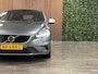 Volvo V40 2.0 T4 Business Sport Stoelverwarming | Parkeercamera | Cruise Control | Climate Control L+R | Parkeersensoren achter | 17 Inch | Alcantara/Lederen R-Design bekleding met witte bies en stiksel | Bluetooth telefoon en audio streaming | Navigatie | Adaptief TFT instrumentenpaneel met 3 instellingen | Regensensor | Automatisch dimmende binnenspiegel met frameless design | Elektrisch inklapbare buitenspiegels | Uitschuifbare midden armsteun | Netjes onderhouden! | Osmium Grey Metallic |