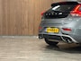 Volvo V40 2.0 T4 Business Sport Stoelverwarming | Parkeercamera | Cruise Control | Climate Control L+R | Parkeersensoren achter | 17 Inch | Alcantara/Lederen R-Design bekleding met witte bies en stiksel | Bluetooth telefoon en audio streaming | Navigatie | Adaptief TFT instrumentenpaneel met 3 instellingen | Regensensor | Automatisch dimmende binnenspiegel met frameless design | Elektrisch inklapbare buitenspiegels | Uitschuifbare midden armsteun | Netjes onderhouden! | Osmium Grey Metallic |