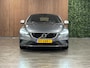 Volvo V40 2.0 T4 Business Sport Stoelverwarming | Parkeercamera | Cruise Control | Climate Control L+R | Parkeersensoren achter | 17 Inch | Alcantara/Lederen R-Design bekleding met witte bies en stiksel | Bluetooth telefoon en audio streaming | Navigatie | Adaptief TFT instrumentenpaneel met 3 instellingen | Regensensor | Automatisch dimmende binnenspiegel met frameless design | Elektrisch inklapbare buitenspiegels | Uitschuifbare midden armsteun | Netjes onderhouden! | Osmium Grey Metallic |