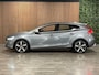 Volvo V40 2.0 T4 Business Sport Stoelverwarming | Parkeercamera | Cruise Control | Climate Control L+R | Parkeersensoren achter | 17 Inch | Alcantara/Lederen R-Design bekleding met witte bies en stiksel | Bluetooth telefoon en audio streaming | Navigatie | Adaptief TFT instrumentenpaneel met 3 instellingen | Regensensor | Automatisch dimmende binnenspiegel met frameless design | Elektrisch inklapbare buitenspiegels | Uitschuifbare midden armsteun | Netjes onderhouden! | Osmium Grey Metallic |