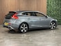 Volvo V40 2.0 T4 Business Sport Stoelverwarming | Parkeercamera | Cruise Control | Climate Control L+R | Parkeersensoren achter | 17 Inch | Alcantara/Lederen R-Design bekleding met witte bies en stiksel | Bluetooth telefoon en audio streaming | Navigatie | Adaptief TFT instrumentenpaneel met 3 instellingen | Regensensor | Automatisch dimmende binnenspiegel met frameless design | Elektrisch inklapbare buitenspiegels | Uitschuifbare midden armsteun | Netjes onderhouden! | Osmium Grey Metallic |