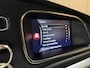 Volvo V40 2.0 T4 Business Sport Stoelverwarming | Parkeercamera | Cruise Control | Climate Control L+R | Parkeersensoren achter | 17 Inch | Alcantara/Lederen R-Design bekleding met witte bies en stiksel | Bluetooth telefoon en audio streaming | Navigatie | Adaptief TFT instrumentenpaneel met 3 instellingen | Regensensor | Automatisch dimmende binnenspiegel met frameless design | Elektrisch inklapbare buitenspiegels | Uitschuifbare midden armsteun | Netjes onderhouden! | Osmium Grey Metallic |